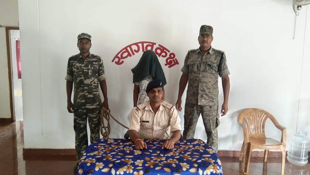 बैनर-पोस्टर लगाते रंगेहाथ धराया नक्सली, पुलिस कर रही पूछताछ