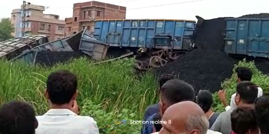 एकंगरसराय रेलवे स्टेशन के समीप कोयला लदी मालगाड़ी की 8 बोगी बेपटरी