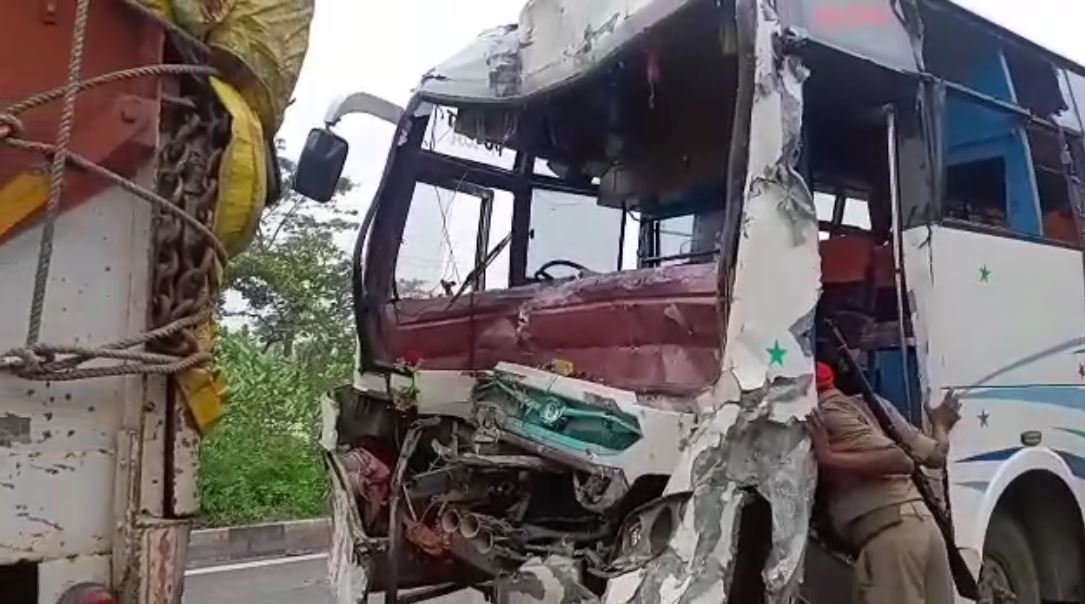 गोपालगंज: कांवरियों से भरी बस दुर्घ'टनाग्रस्त, हा'दसे में कई घायल, सात की हालत गं'भीर  