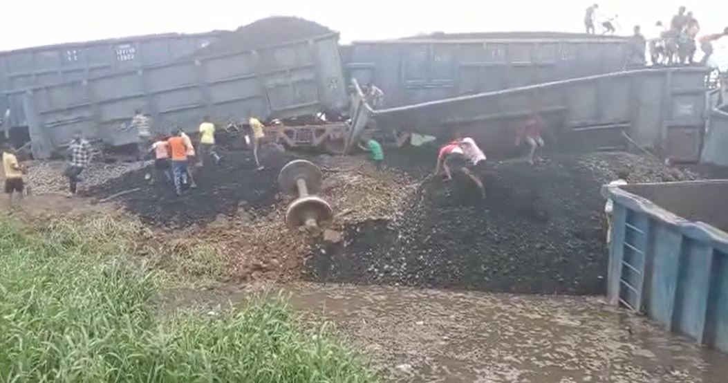 मालगाड़ी की बोगी पर चढ़कर ले रहा था सेल्फी, हाई टेंशन तार की चपेट में आया युवक