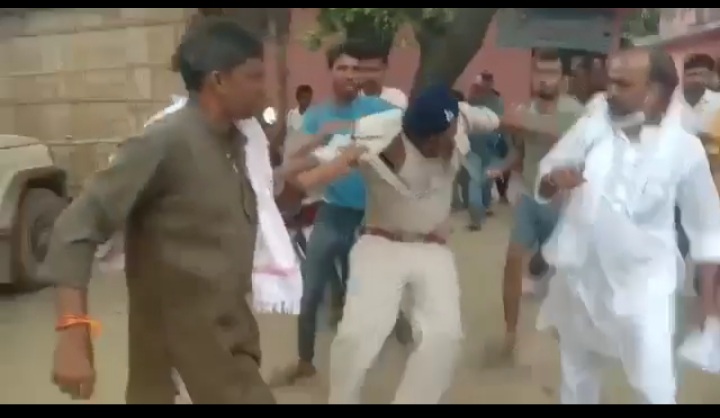 मोताहारी में दूसरे चरण के मतदान में वोटरो और पुलिस के बीच तीखी झड़प, एएसआई की धुनाई
