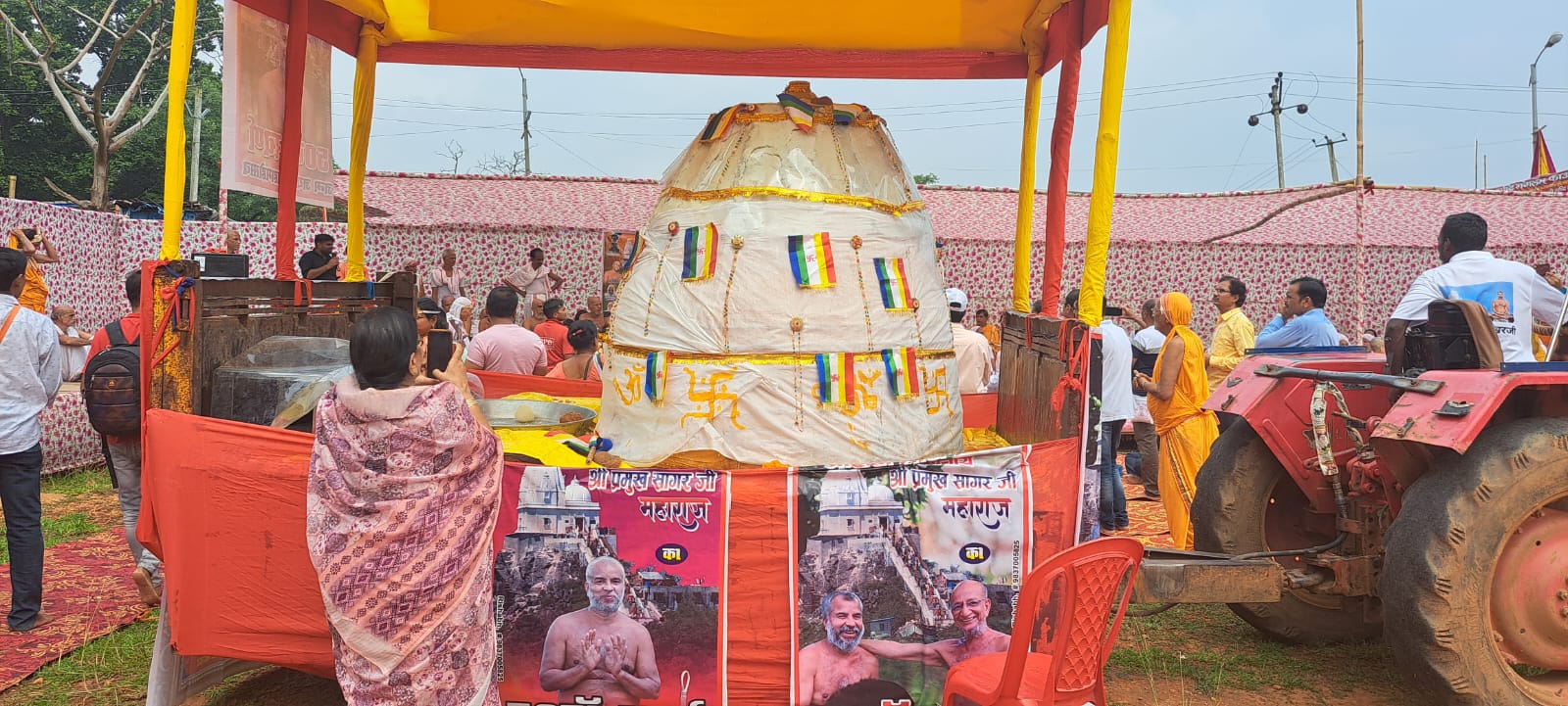 गिरिडीह : भगवान पार्श्वनाथ को जैन भक्तों ने किया 2300 किलो का निर्वाण लड्डू अर्पित