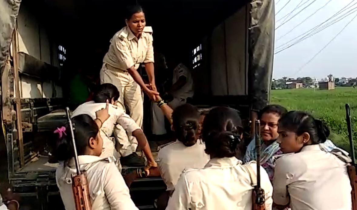 सीतामढ़ी के रेड लाइट एरिया में पुलिस की छापेमारी, तहखाने से 5 नाबालिग लड़कियों को कराया मुक्त 