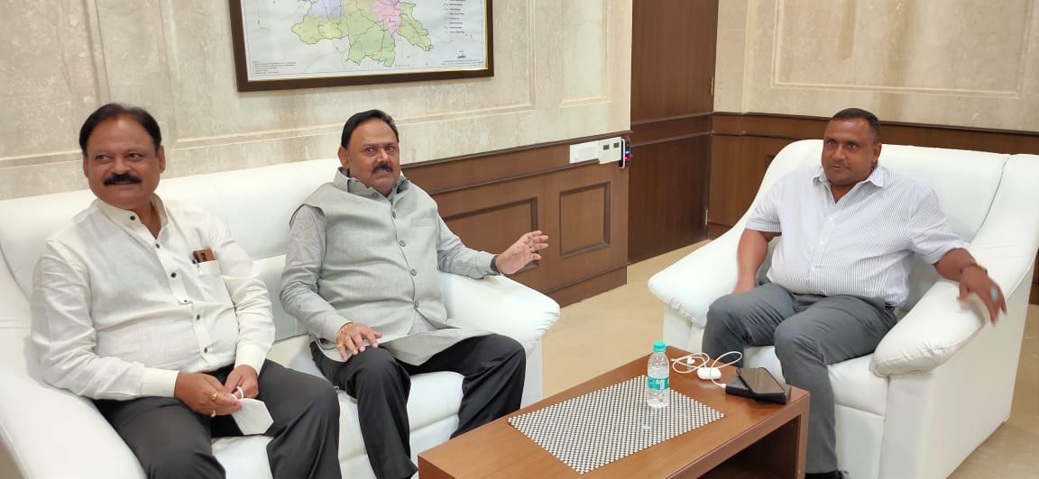 हुसैनाबाद विधायक कमलेश कुमार ने स्वास्थ्य मंत्री से मिलकर स्वास्थ्य सुविधाओं को सुदृढ़ करने की मांग की