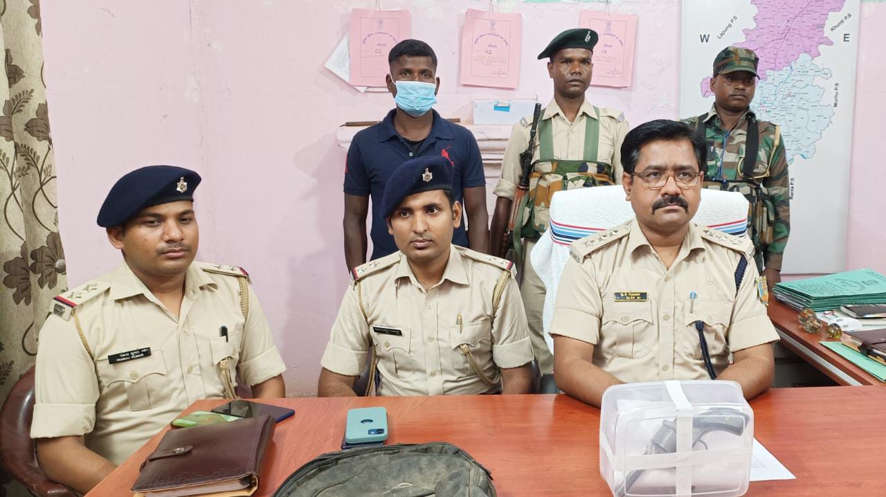पीएलएफआई उग्रवादी भीखा उरांव  देसी रिवाल्वर के साथ गिरफ्तार 