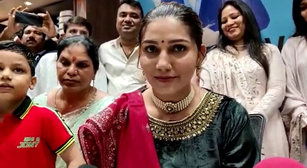 बिहारशरीफ पहुंची बॉलीवुड की आइटम गर्ल सपना चौधरी, बच्चे बूढ़े और जवान का उमड़ा हुजूम 