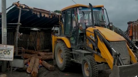 पाकुड़ में अवैध लकड़ी का तस्करी घड़ल्ले से जारी, 53 बोटा साल की लकडी जब्त