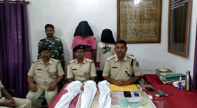 PFLI के दो उ'ग्रवादी गिरफ्तार, तीन देसी कट्टा, एक नाली बंदूक और पीएलएफआई के पर्चे बरामद