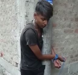 मोबाइल चोर चढ़ा भीड़ के हाथ , पोल में बांध कर कर दी पि'टाई