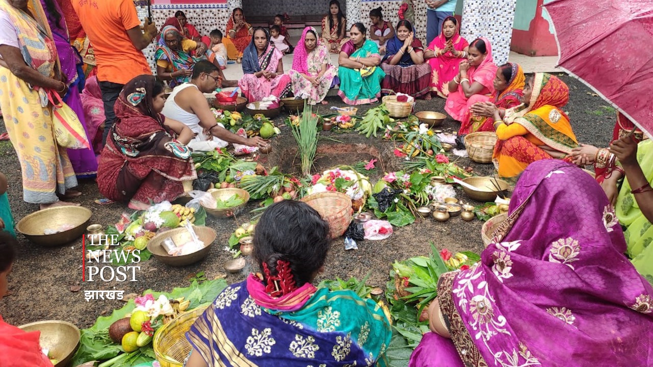 पुत्र के दीर्घायु की कामना के लिए माताओं ने रखी निर्जला जिउतिया व्रत