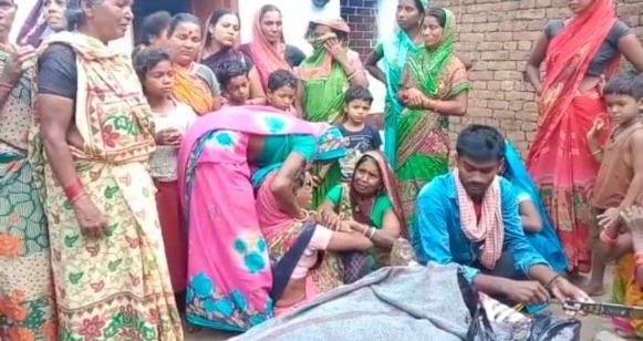 सड़क हादसे में युवक की मौ'त, ग्रामीणों ने किया गिरिडीह के चतरो-बेंगाबाद रोड को घंटों जाम