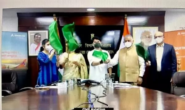 अकासा एयर की मुंबई-अहमदाबाद फ्लाइट शुरू, ज्योतिरादित्य सिंधिया ने हरी झंडी दिखाकर विमान को किया रवाना