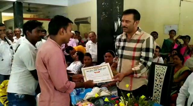 प्रतिभा सम्मान: मैट्रिक-इंटर के टॉपर छात्रों को सांसद-विधायक ने किया सम्मानित