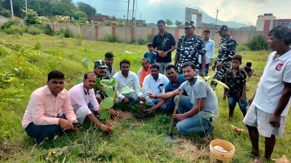 गिरिडीह में CRPF के जवानों ने लगाया पेड़, जुलूस निकाल किया लोगों को जागरूक   