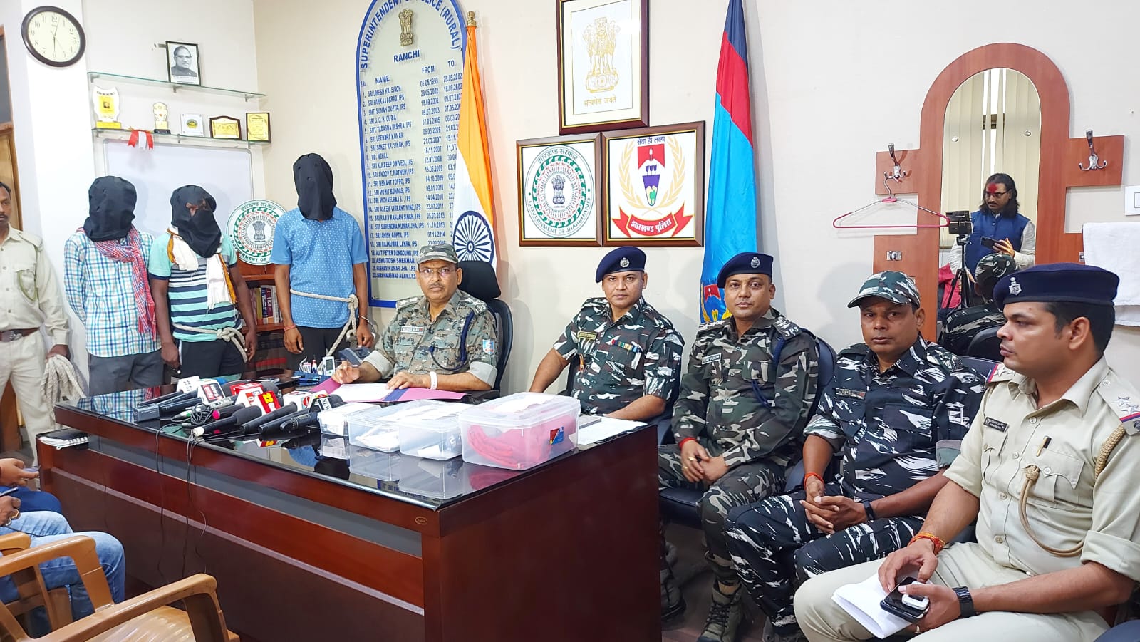 भाकपा माओवादी संगठन के तीन उग्रवादी गिरफ्तार, हथियार और पोस्टर बरामद 