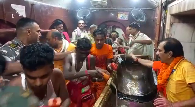 श्रावण की आखरी सोमवारी पर बासुकीनाथ धाम में  देर रात से ही कतार में लग कर जलाभिषेक कर रहे श्रद्धालु