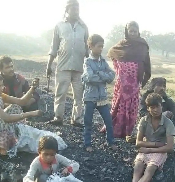 DHANBAD: अवैध उत्खनन से बदरंग हो गई है कोयलांचल के हजारों बच्चों की जिंदगी, क्या है मजबूरी, पढ़िए पूरी खबर