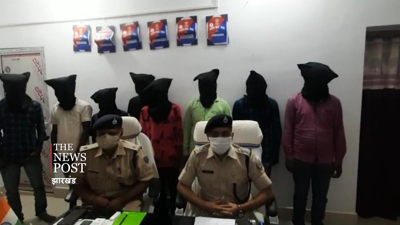 देवघर में 8 साइबर अपराधी गिरफ्तार, मोबाइल,सिम कार्ड,एटीएम, पासबुक और चेकबुक बरामद
