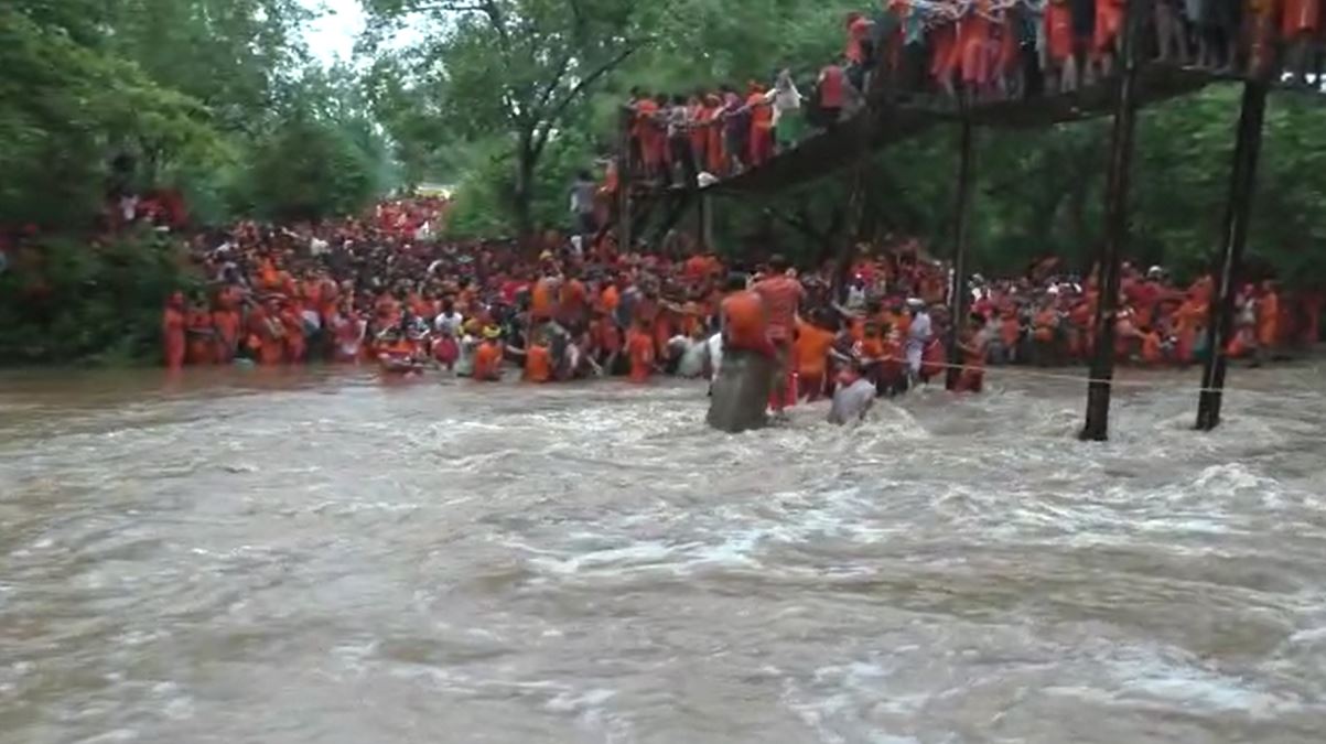 रोहतास: गुप्ता धाम के पहाड़ी नदी के तेज धार में फंसे कई कांवरिया, रेस्क्यू कर निकाले गए सुरक्षित