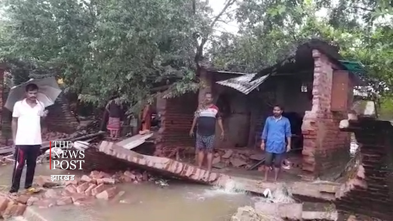 भारी बारिश से चास में कई घर ध्वस्त, बाल-बाल बचे लोग