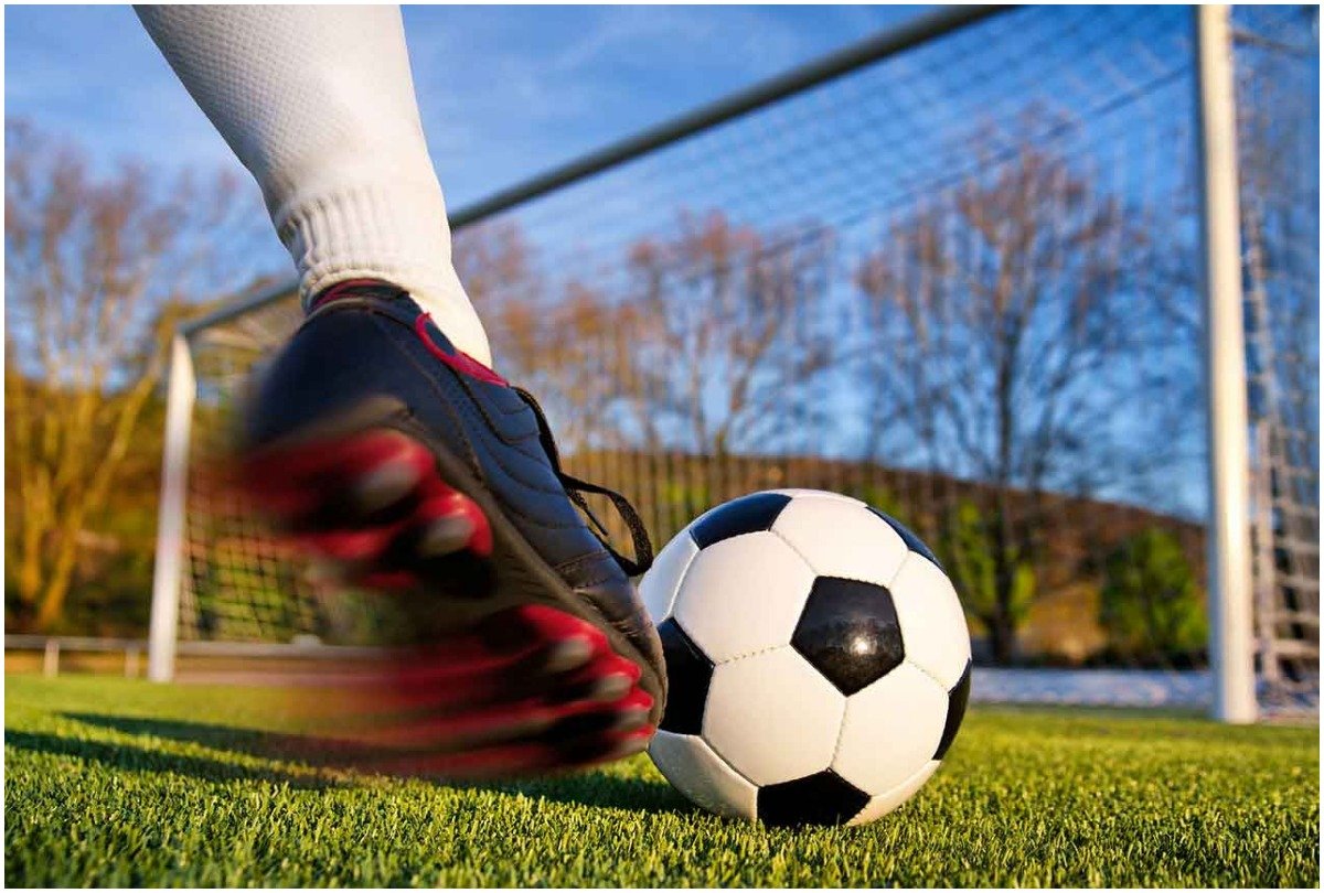 फुटबॉलर बनने का सपना पूरा नहीं हुआ तो  300 खिलाड़ियों को दे रहा है फुटबॉलर बनाने की  ट्रेनिंग