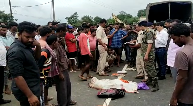 ट्रक ने स्कूल वैन को मारी टक्कर, चार बच्चों की मौत, कई घायल