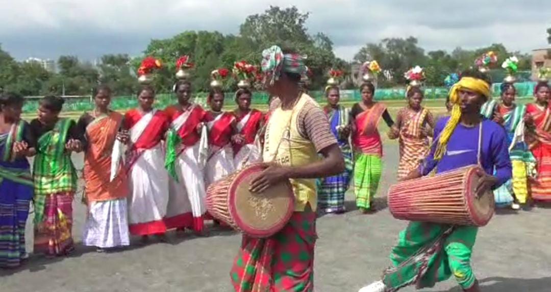 आदिवासी दिवस पर कोयलांचल में निकली भव्य झांकी,  पारंपरिक वेशभूषा में शामिल हुए महिला-पुरूष