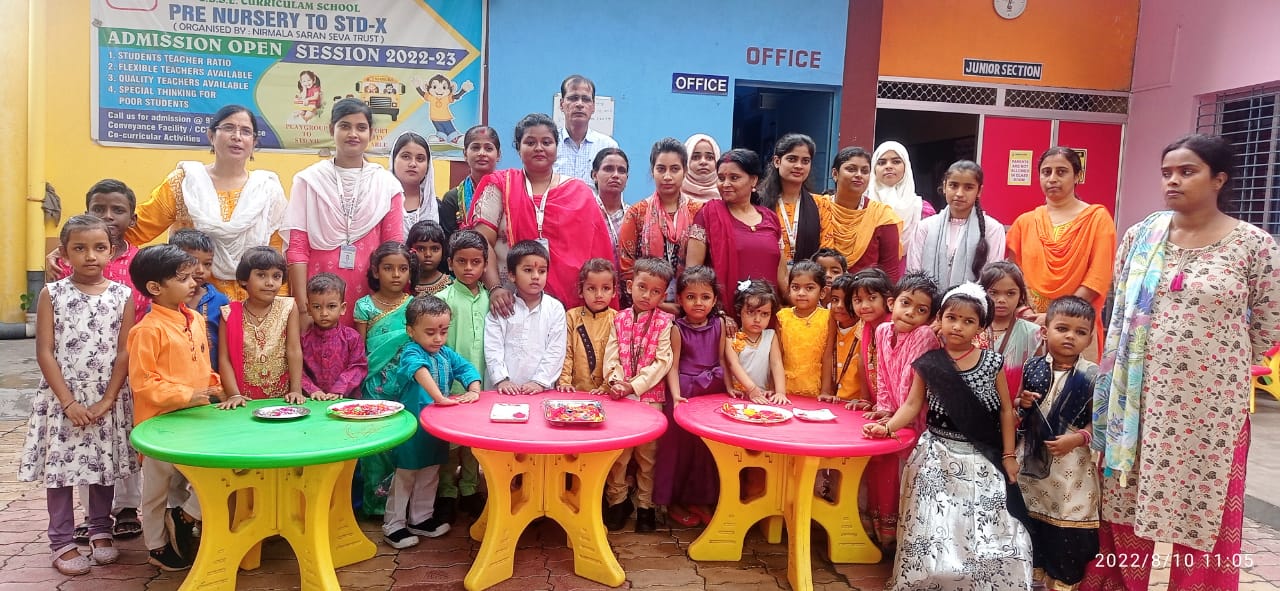 कोयलांचल के स्कूली बच्चों ने सीमा पर तैनात जवानों के लिए तैयार की रंगबिरंगी राखियां