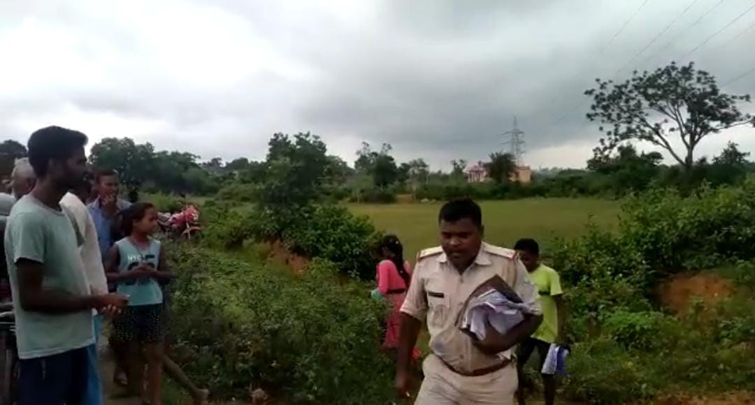 DHANBAD: तालाब में भैंस को धो रहा था मालिक, अचानक फंस गया कीचड़ में, फिर क्या हुआ, जानिए खबर में