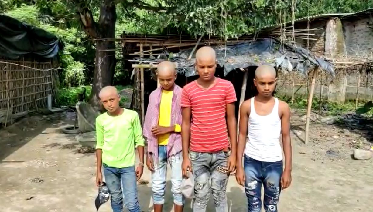 पंचायत का तुगलकी फरमान : चोरी के आरोप में नाबालिग बच्चों का कराया मुंडन, थूक भी चटवाया