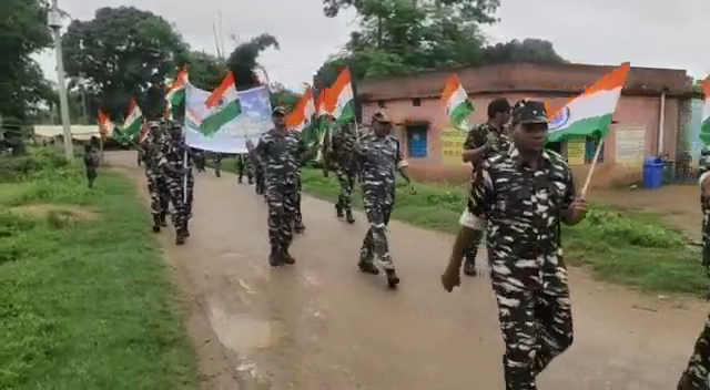 झारखंड में हर घर तिरंगा अभियान: कहीं सीआरपीएफ के जवान, तो कहीं स्कूली बच्चों ने निकाली रैली