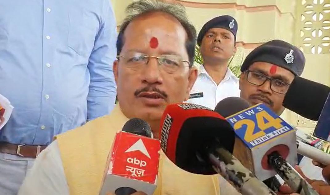 शहीद दिवस समारोह में विधानसभा के अध्यक्ष विजय कुमार सिन्हा को नहीं मिली कुर्सी, स्‍मारक पर श्रद्धासुमन अर्पित कर लौटे 