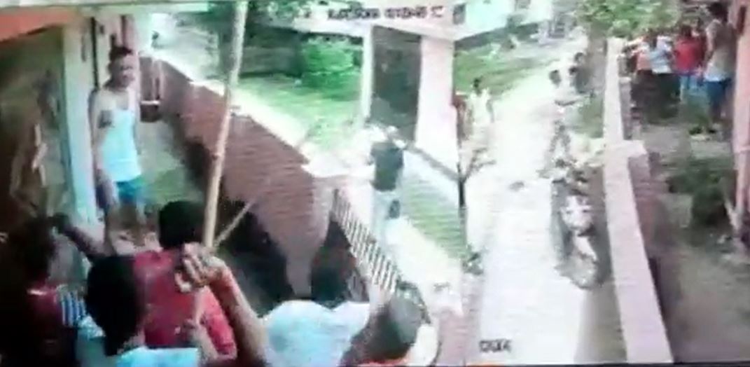 हथियारों से लैस गुंडों ने रिटायर्ड सीआरपीएफ जवान संजय सिंह के परिवार पर बोला हमला,  देखिये वीडियो 