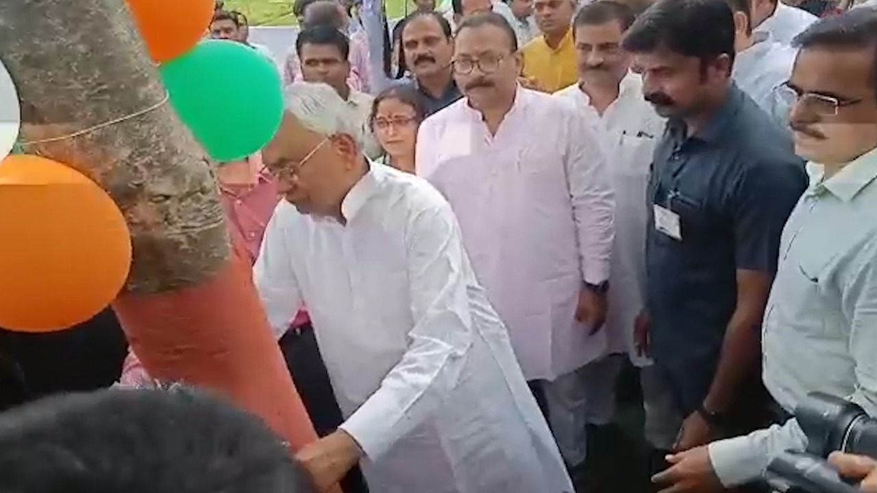 नीतीश कुमार ने राजधानी वाटिका में वृक्ष को बांधी राखी, जानिये उसके बाद क्या दिया सियासी बयान