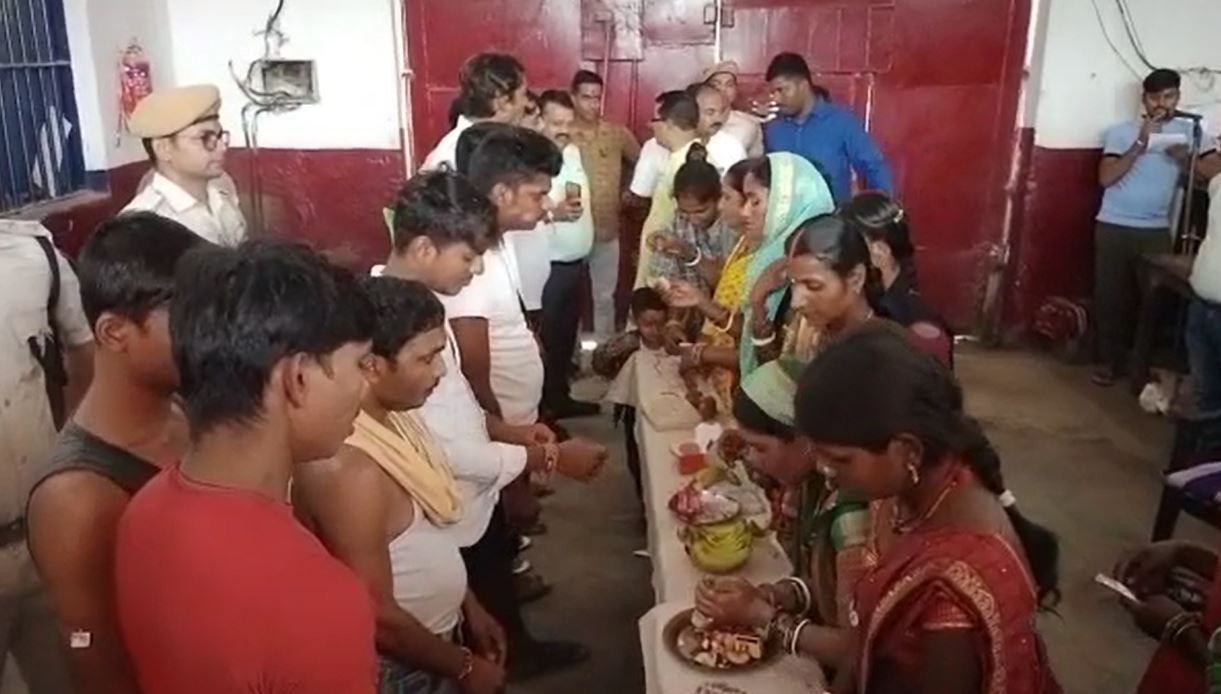 भाई-बहन के प्रेम को जेल की दीवारें भी नहीं रोक पायीं, बहनों ने कैदी भाई की कलाई पर बांधी राखी 