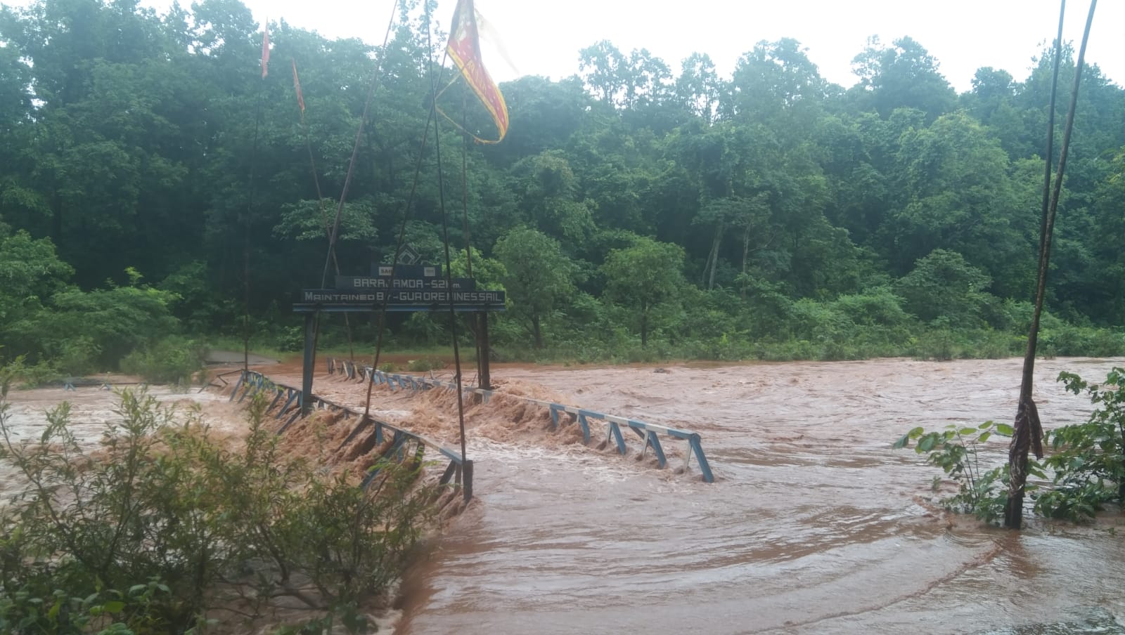 गुवा में लगातार हो रही बारिश से कारो नदी उफनाई, बोकना पुल डूबा, जनजीवन अस्त-व्यस्त