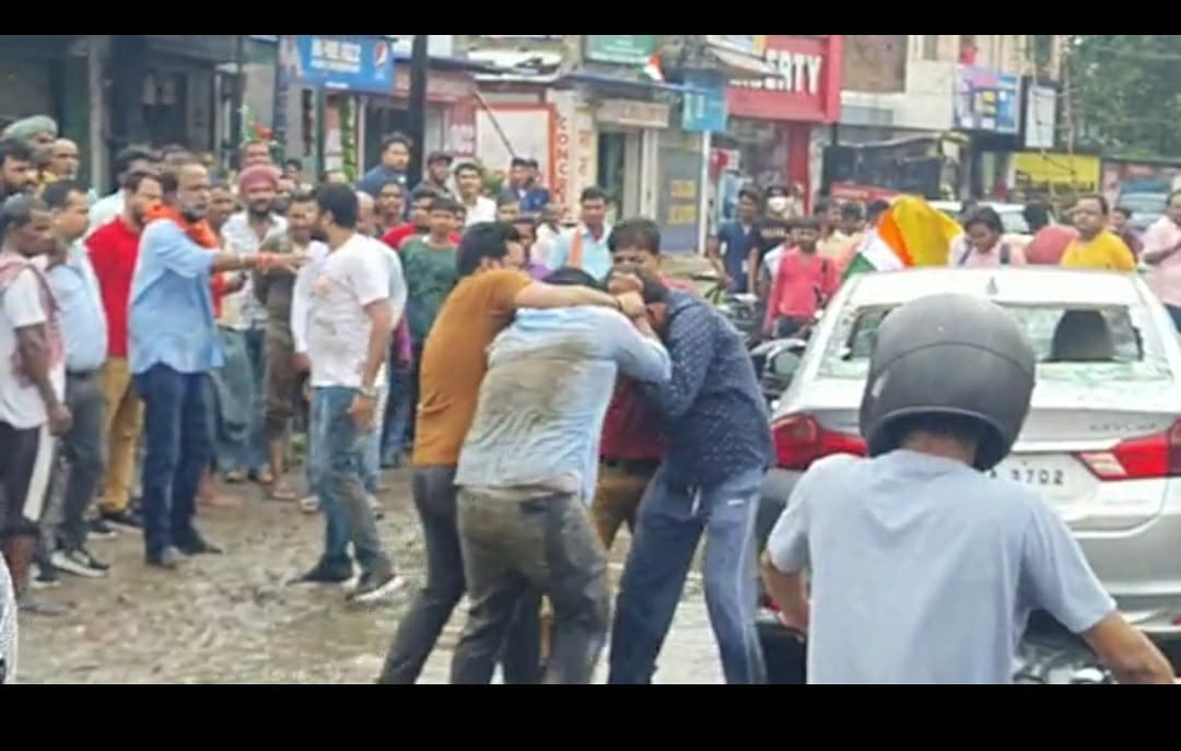 DHANBAD: कार के बाइक से सटते ही सड़क पर होने लगी मारपीट, जाने क्या है मामला 