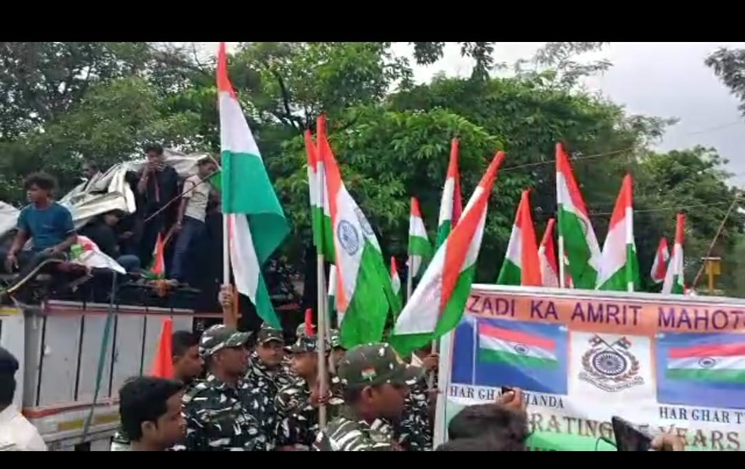 DHANBAD: 25 किलोमीटर की निकली तिरंगा यात्रा , CRPF के जवानों के शामिल होने से बढ़ा लोगों का हौसला