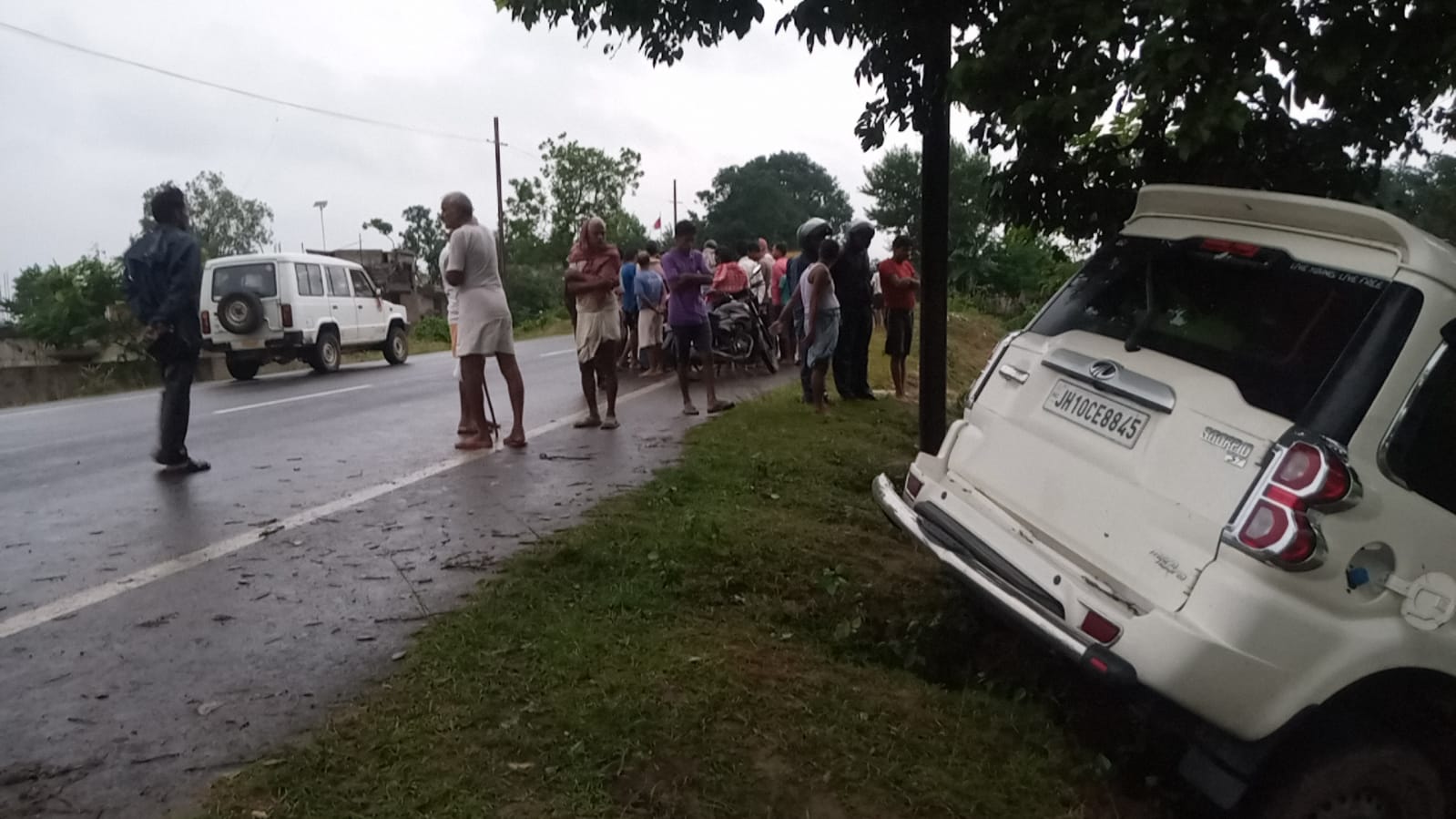 गिरिडीह में दो सड़क हादसे में पांच की मौत, पेड़ से टकराया स्कार्पियो