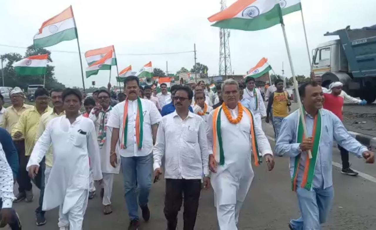 धनबाद में छठवें  दिन कांग्रेसियो ने 105 किलोमीटर चलकर बाघमारा में समाप्त की गौरव यात्रा  