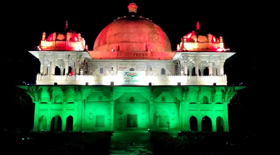 तिरंगे से झिलमिल हुई मनेरशरीफ की दरगाह, लोगों ने बताया पहली बार की गई ऐतिहासिक सजावट