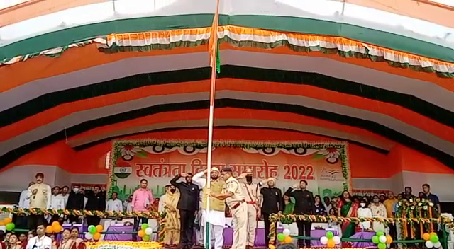 देवघर में मंत्री हफिज़ुल हसन ने फराया राष्ट्रीय ध्वज, सेनानी और उनके आश्रितों को किया सम्मानित