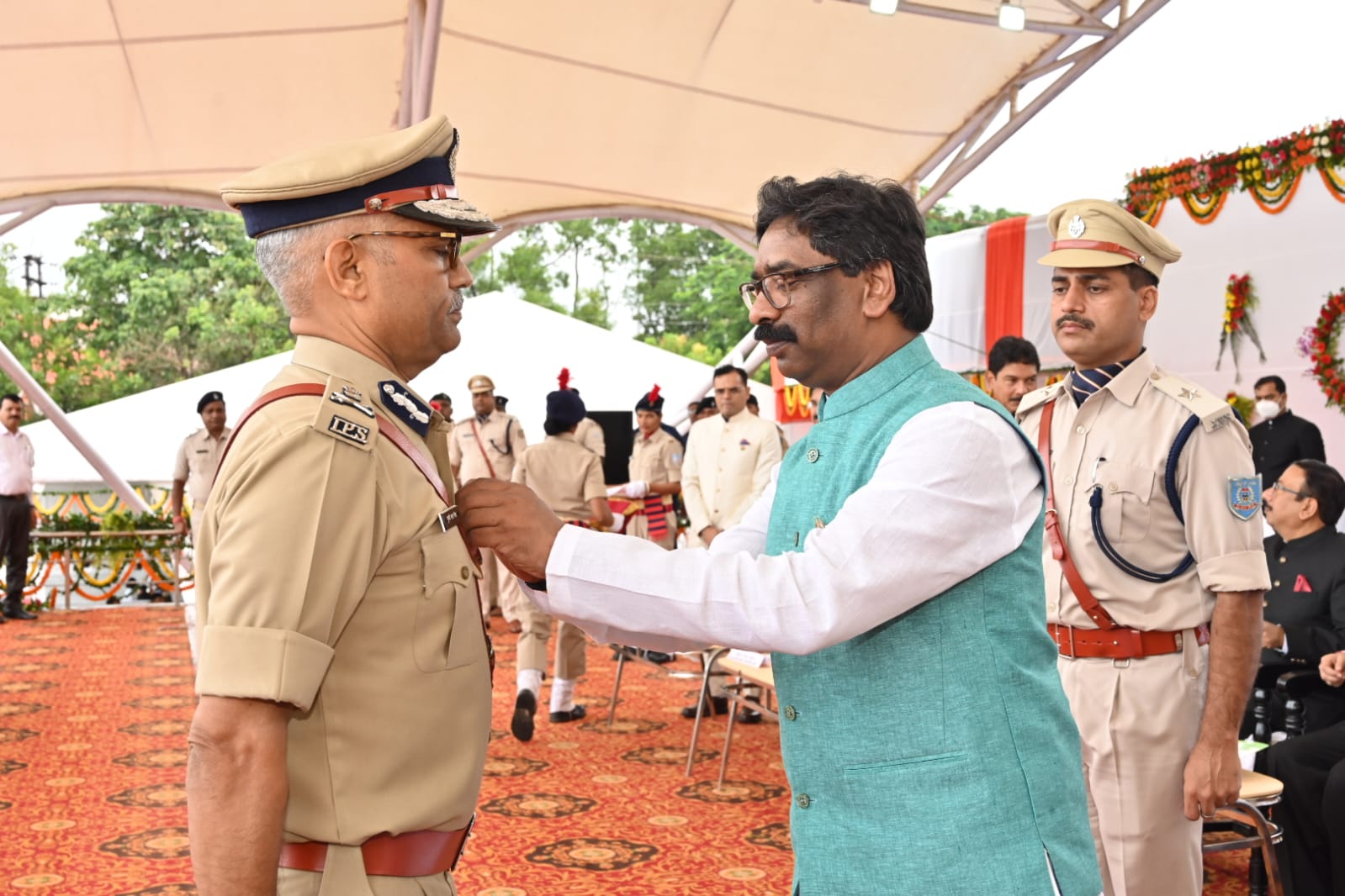 विशिष्ट सेवा के लिए पुलिस पदाधिकारियों और पुलिसकर्मियों को CM हेमंत सोरेन ने किया सम्मानित