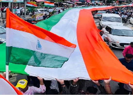 देशभक्ति का जज्बा: उत्साह और उमंग से लबरेज़ रही पहली बार रांची में निकली 300 मीटर तिरंगे वाली यात्रा