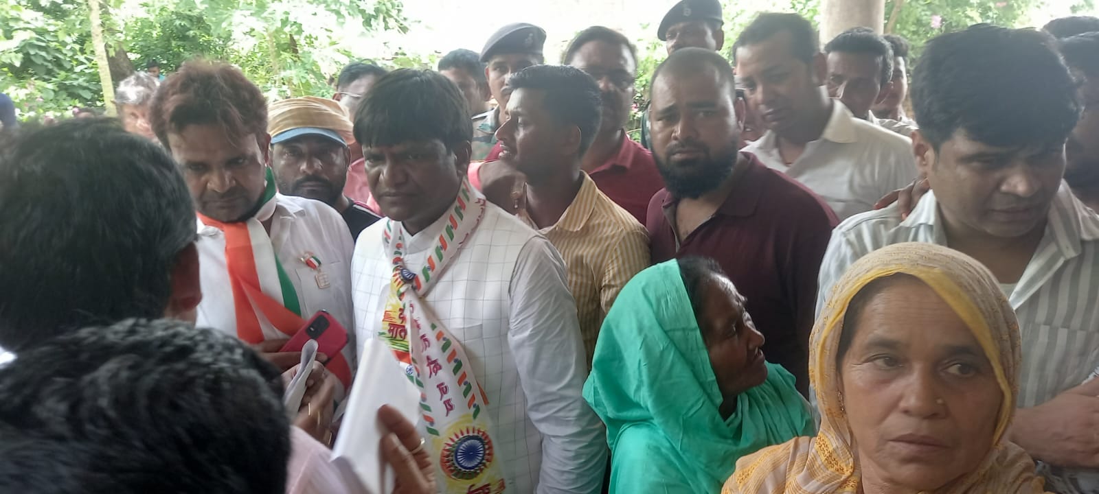 झंडा लगाने के दाैरान करंट लगने से एक की गई जान, चार सेंट्रल अस्पताल में भर्ती - विधवा को मिली प्रोविजनल नियुक्ति