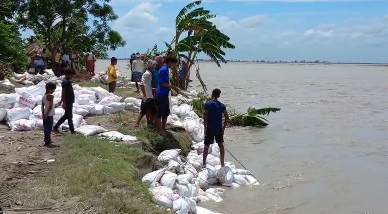 कटाव का खतरा: बचने के लिए उजाड़ रहे हैं अपना आशियाना, सुरक्षित स्थान पर जाने को मजबूर ग्रामीण