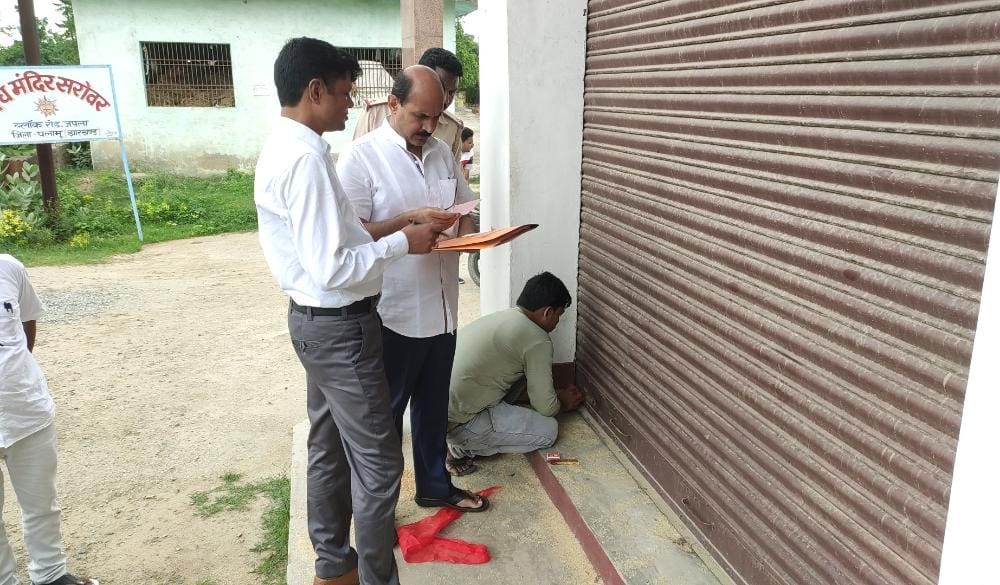 सरकारी अनाज की कालाबाजारी की शिकायत पर बीडीओ ने दुकान में मारा छापा, दुकानदार पर मामला दर्ज