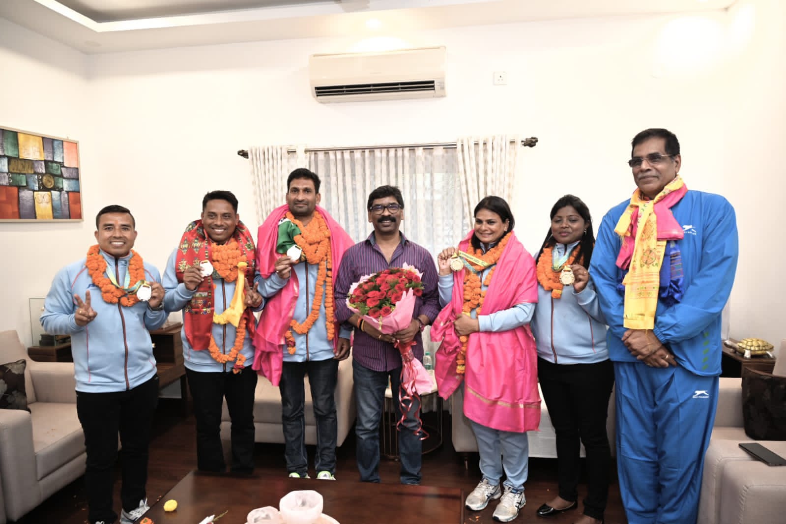 राष्ट्रमंडल खेल में लॉन बॉल्स के विजेता खिलाड़ियों से मिलें सीएम हेमंत सोरेन, सभी दी बधाई