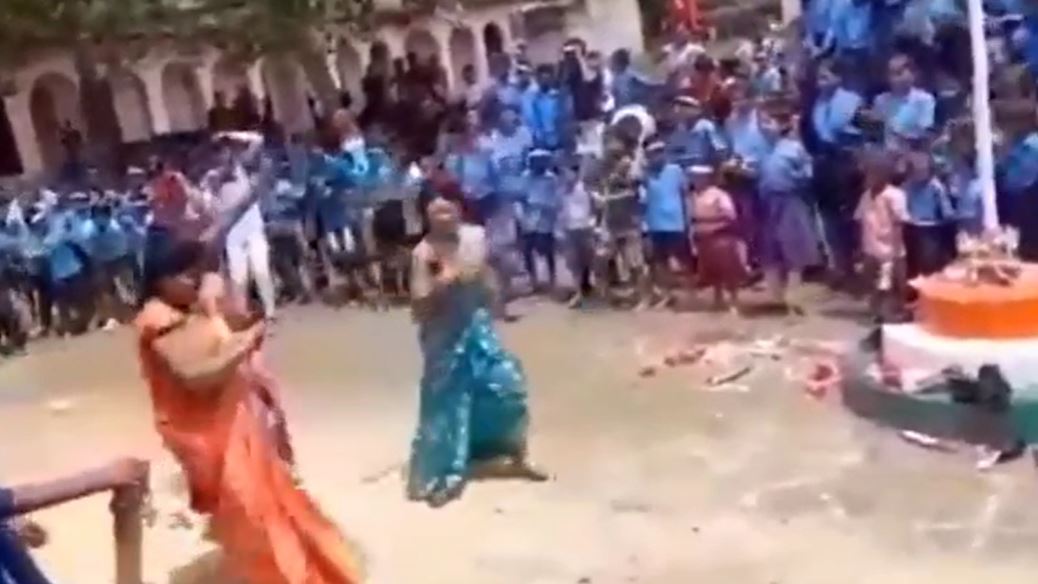 स्वतंत्रता दिवस पर लहरिया लूटा ए राजा....गाने पर नाचे छात्र और शिक्षक, वीडियो वायरल 