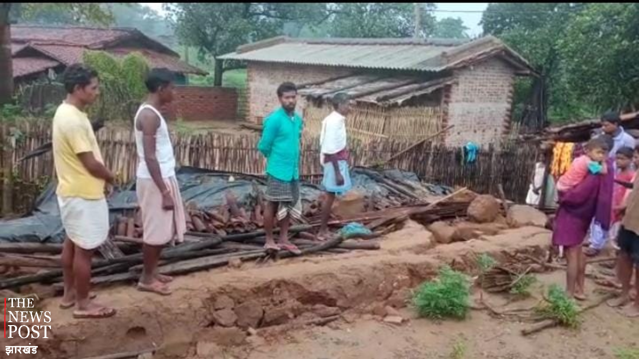 आसमान से बरसा कहर,  रातो रात धंस गया मकान, सो रहे पति-पत्नी की दर्दनाक मौत